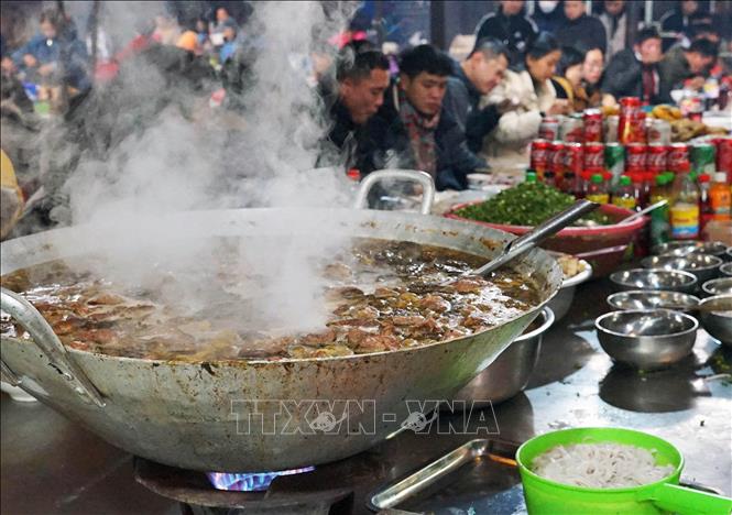 Thắng cố - món đặc trưng của vùng cao Tây Bắc, không thể thiếu trong chợ phiên Mèo Vạc. Ảnh: Khánh Hòa - TTXVN

