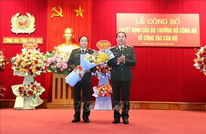 Trong ảnh: Thượng tướng Trần Quốc Tỏ, Thứ trưởng Bộ Công an, tặng hoa chúc mừng Đại tá Đặng Hồng Đức được điều động, bổ nhiệm giữ chức Chánh Văn phòng Bộ Công an kể từ ngày 1/2/2023. Ảnh: Tuấn Anh - TTXVN
