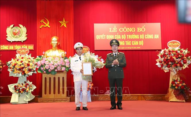 Trong ảnh: Thượng tướng Trần Quốc Tỏ, Thứ trưởng Bộ Công an,  trao quyết định và tặng hoa chúc mừng Đại tá Lê Việt Thắng được bổ nhiệm làm Giám đốc Công an tỉnh Yên Bái. Ảnh: Tuấn Anh - TTXVN
 