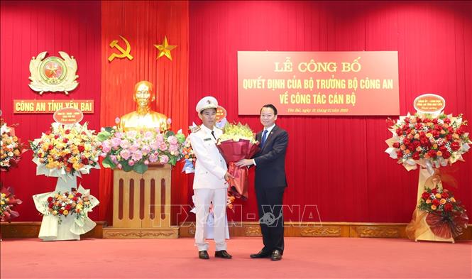 Trong ảnh: Bí thư Tỉnh ủy Yên Bái Đỗ Đức Duy tặng hoa chúc mừng Đại tá Lê Việt Thắng được bổ nhiệm làm Giám đốc Công an tỉnh Yên Bái. Ảnh: Tuấn Anh - TTXVN
