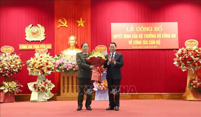 Trong ảnh: Bí thư Tỉnh ủy Yên Bái Đỗ Đức Duy tặng hoa chúc mừng Đại tá Đặng Hồng Đức được điều động, bổ nhiệm giữ chức Chánh Văn phòng Bộ Công an kể từ ngày 1/2/2023. Ảnh: Tuấn Anh - TTXVN

