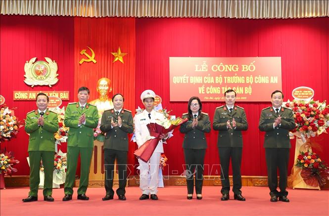 Trong ảnh: Ban Giám đốc Công an tỉnh Yên Bái tặng hoa chúc mừng Đại tá Lê Việt Thắng được bổ nhiệm làm Giám đốc Công an tỉnh Yên Bái. Ảnh: Tuấn Anh - TTXVN

