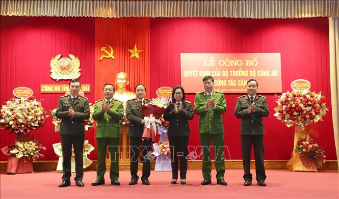 Trong ảnh: Ban Giám đốc Công an tỉnh Yên Bái tặng hoa chúc mừng Đại tá Đặng Hồng Đức được điều động, bổ nhiệm giữ chức Chánh Văn phòng Bộ Công an kể từ ngày 1/2/2023. Ảnh: Tuấn Anh - TTXVN
