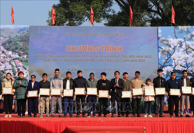 UBND huyện Mường La tặng giấy khen cho những lao động đi làm việc ngoại tỉnh tiêu biểu. Ảnh: Hữu Quyết - TTXVN