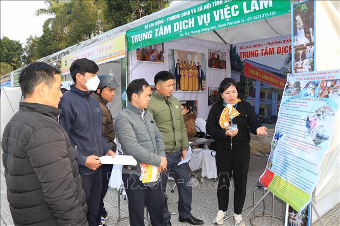 Cán bộ Trung tâm dịch vụ việc làm Sơn La giới thiệu các vị trí tuyển dụng cho người lao động. Ảnh: Hữu Quyết - TTXVN