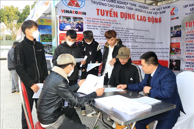 Người lao động tìm hiểu các vị trí việc làm tại một công ty có nhu cầu tuyển dụng. Ảnh: Hữu Quyết - TTXVN
