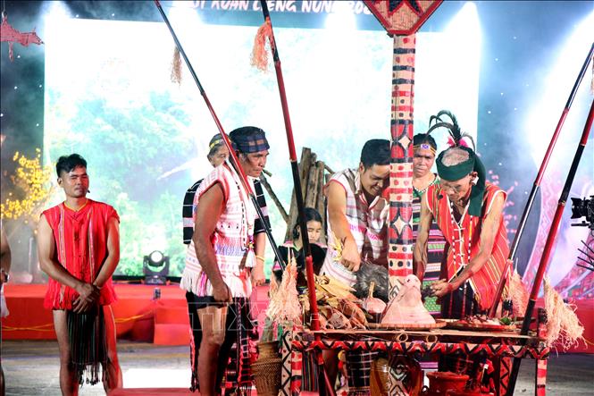Các nghệ nhân đang thực hiện nghi thức kết nghĩa giữa hai bon truyền thống người Mạ. Ảnh: Ngọc Minh – TTXVN