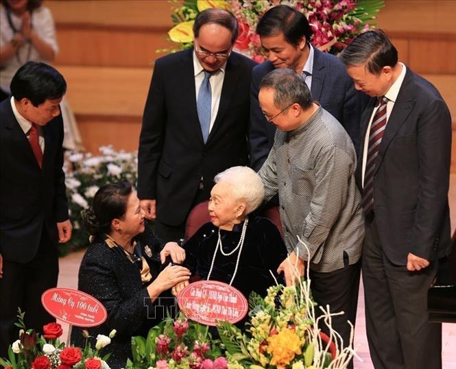 NA Chairwoman Nguyen Thi Kim Ngan and Party, State leaders congratulate People’s Artist Thai Thi Lien on her 100th birthday in a music night in Hanoi on November 23, 2017. VNA Photo: Trọng Đạt