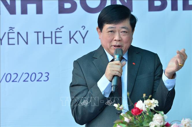 Trong ảnh: Nhà văn Nguyễn Thế Kỷ giới thiệu về tập 2 của bộ tiểu thuyết “Nước non vạn dặm”. Ảnh: Minh Đức – TTXVN