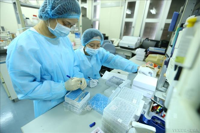 Tập thể các nhà khoa học nữ Phòng thí nghiệm Cúm, Khoa Virus, Viện Vệ sinh dịch tễ Trung ương đã phân lập thành công virus corona chủng mới (SARS-CoV-2), đưa Việt Nam là 1 trong 4 quốc gia đầu tiên phân lập thành công virus này. Ảnh: Minh Quyết - TTXVN