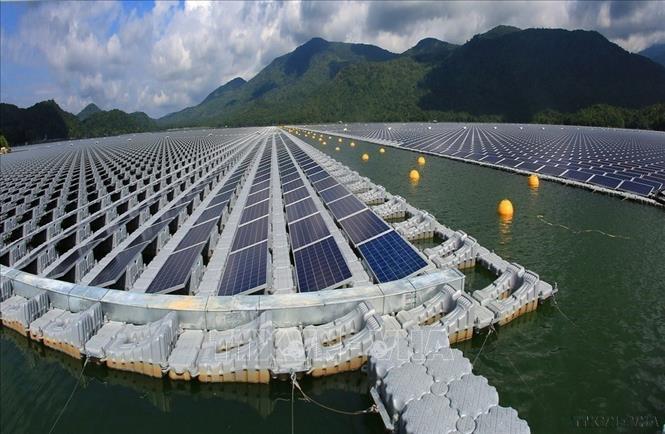 Việt Nam trở thành nước đang phát triển có thu nhập trung bình; đang đẩy mạnh công nghiệp hóa, hiện đại hóa và hội nhập quốc tế. Trong ảnh: Nhà máy điện mặt trời trên hồ thủy điện Đa Mi (tỉnh Bình Thuận). Ảnh: Ngọc Hà - TTXVN