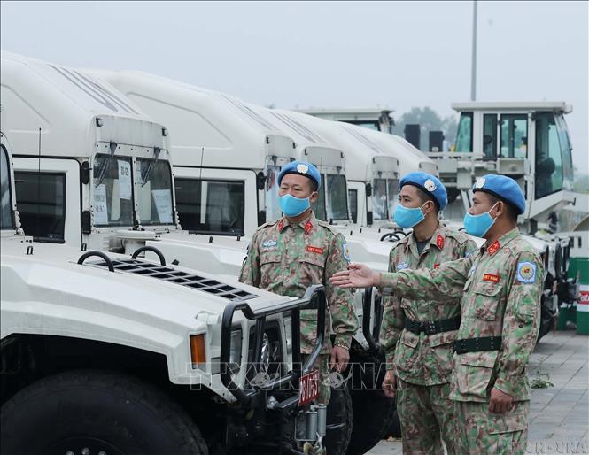 Đội Công binh số 1 chuẩn bị các phương tiện, máy móc trước ngày lên đường tham gia hoạt động gìn giữ hòa bình Liên hợp quốc tại Phái bộ Gìn giữ hòa bình ở Abyei (Phái bộ UNISFA). Ảnh: Trọng Đức – TTXVN