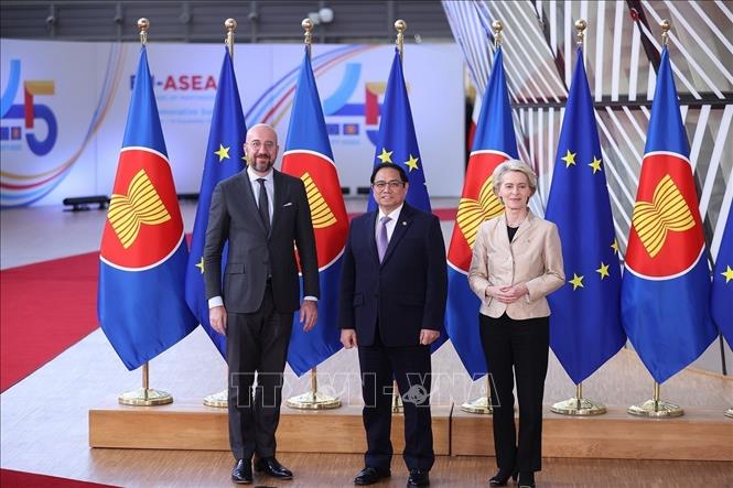 Chủ tịch Hội đồng châu Âu Charles Michel (trái) và Chủ tịch Ủy ban châu Âu Ursula Von der Leyen (phải) đón Thủ tướng Phạm Minh Chính tham dự Lễ khai mạc Hội nghị Cấp cao Kỷ niệm 45 năm quan hệ ASEAN - EU. Ảnh: Dương Giang-TTXVN
