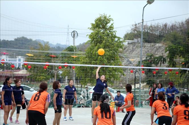 Các vận động viên tham gia thi đấu môn bóng chuyền hơi dành cho nữ giữa đội Thị trấn Nậm Nhùn (áo xanh) với đội của Phòng Giáo dục và Đào tạo huyện Nậm Nhùn. Ảnh: Quý Trung – TTXVN