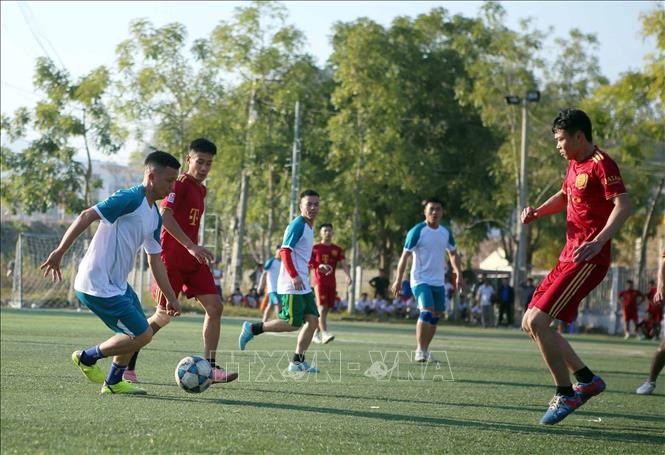 Các vận động viên của Phòng Giáo dục và Đào tạo huyện Nậm Nhùn (áo trắng) tham gia thi đấu môn Bóng đá với đội của xã Mường Mô (áo đỏ). Ảnh: Quý Trung - TTXVN