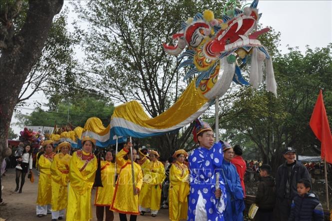 Lễ hội đền Phù Ủng diễn ra trong khuôn viên khu di tích thờ Tướng quân Phạm Ngũ Lão khơi dậy nét đẹp văn hóa truyền thống, đậm đà bản sắc dân tộc. Ảnh: Mai Ngoan - TTXVN 

