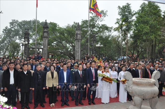 Các đại biểu dự lễ dâng hương tưởng niệm ngày Tướng quân Phạm Ngũ Lão ra quân đánh giặc, giữ nước. Ảnh: Mai Ngoan - TTXVN 

