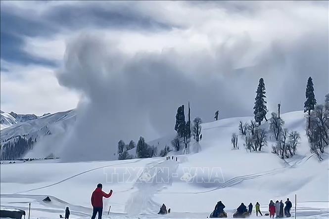 Lở tuyết tại khu nghỉ dưỡng Gulmarg, Ấn Độ, ngày 1/2/2023. Ảnh: AFP/TTXVN