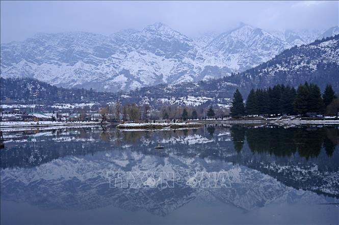 Tuyết phủ trắng trên các ngọn núi ở Srinagar, Ấn Độ, ngày 1/2/2023. Ảnh: AFP/TTXVN