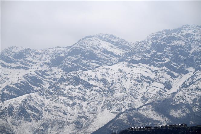 Lở tuyết tại khu nghỉ dưỡng Gulmarg, Ấn Độ, ngày 1/2/2023. Ảnh: AFP/TTXVN