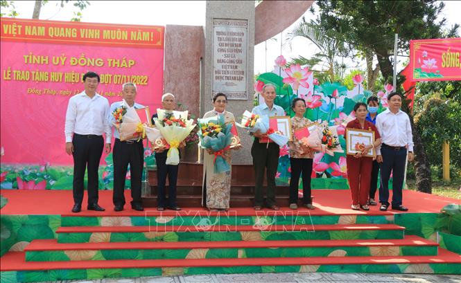 Lãnh đạo tỉnh Đồng Tháp trao Huy hiệu Đảng cho đảng viên tại Bia lưu niệm nơi thành lập Chi bộ Đảng Cộng sản đầu tiên của tỉnh Đồng Tháp. Ảnh: Nhựt An - TTXVN
