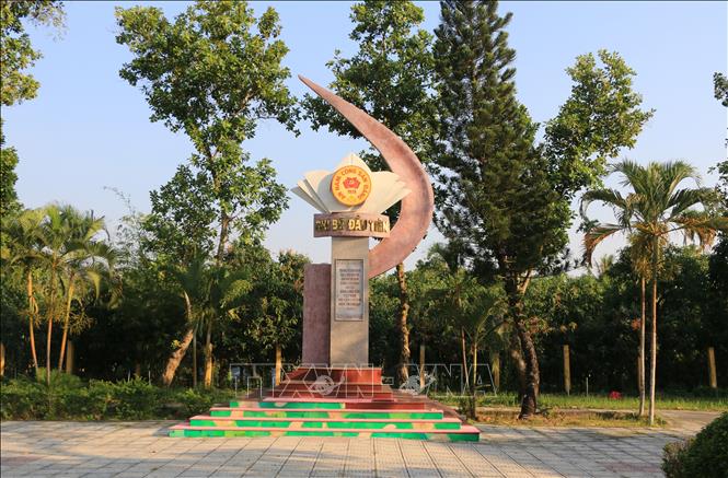 Bia lưu niệm nơi thành lập Chi bộ Đảng Cộng sản đầu tiên của tỉnh Đồng Tháp (xã Hòa An, thành phố Cao Lãnh). Ảnh: Nhựt An - TTXVN