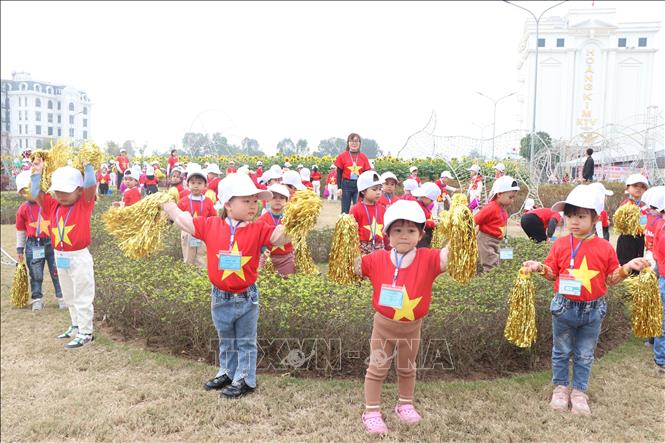 Trong ảnh: Các em thiếu nhi tham gia màn đồng diễn đặc biệt 