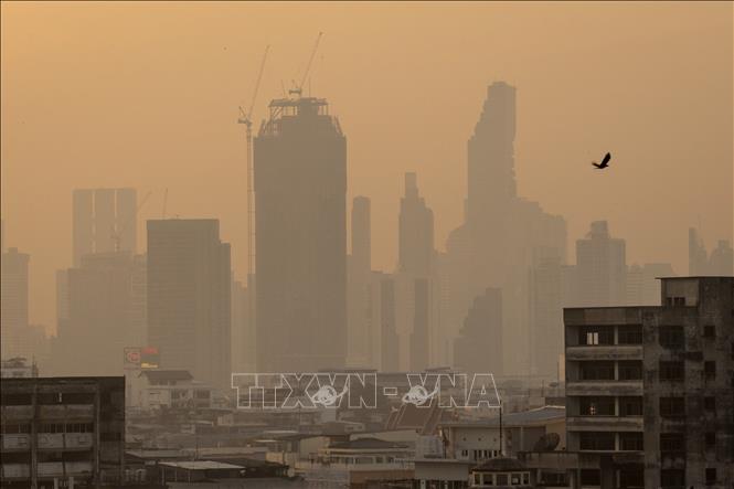 Trong ảnh: Bụi mịn bao phủ thủ đô Bangkok, Thái Lan ngày 27/1/2023. Ảnh: AFP/TTXVN