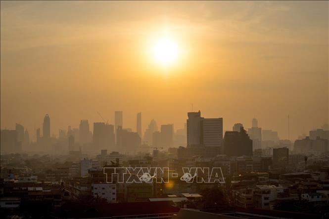 Trong ảnh: Bụi mịn bao phủ thủ đô Bangkok, Thái Lan ngày 27/1/2023. Ảnh: AFP/TTXVN