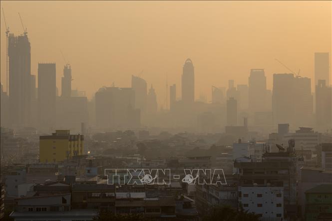 Trong ảnh: Bụi mịn bao phủ thủ đô Bangkok, Thái Lan ngày 27/1/2023. Ảnh: AFP/TTXVN