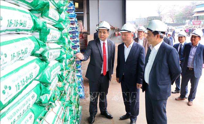 Lãnh đạo Công ty Cổ phần Supe Phốt phát và Hóa chất Lâm Thao giới thiệu các sản phẩm mới của Công ty. Ảnh: Trung Kiên - TTXVN
