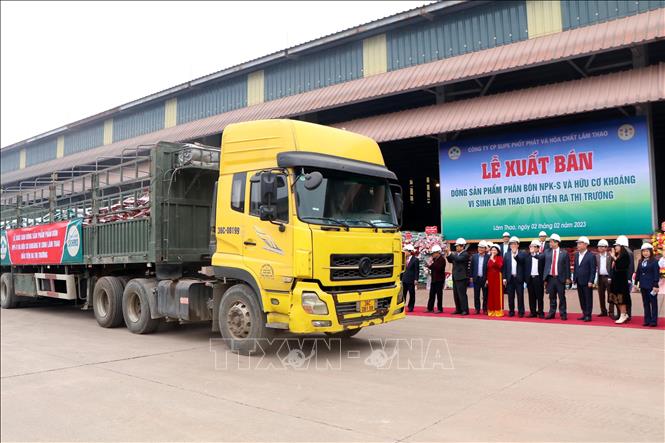 Lễ xuất bán các sản phẩm phân bón mới ra thị trường của Công ty Cổ phần Supe Phốt phát và Hóa chất Lâm Thao. Ảnh: Trung Kiên - TTXVN