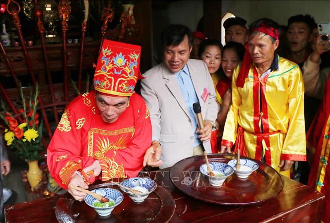 Cụ chủ tế là người thẩm định phần thi của hai đội. Dù thắng hay thua, cả hai đội đều vui vẻ và sau đó tham gia vào các trò chơi trong lễ hội. Ảnh: Trung Kiên - TTXVN