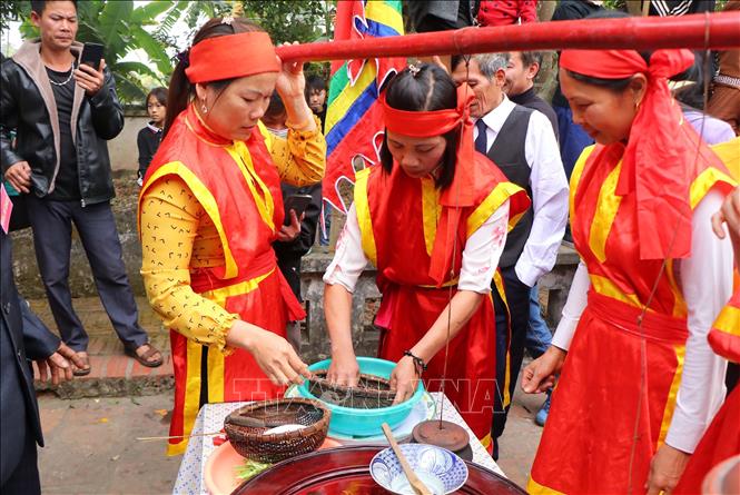 Gạo được đãi sạch vỏ trấu còn sót lại và cho vào niêu đất. Ảnh: Trung Kiên - TTXVN