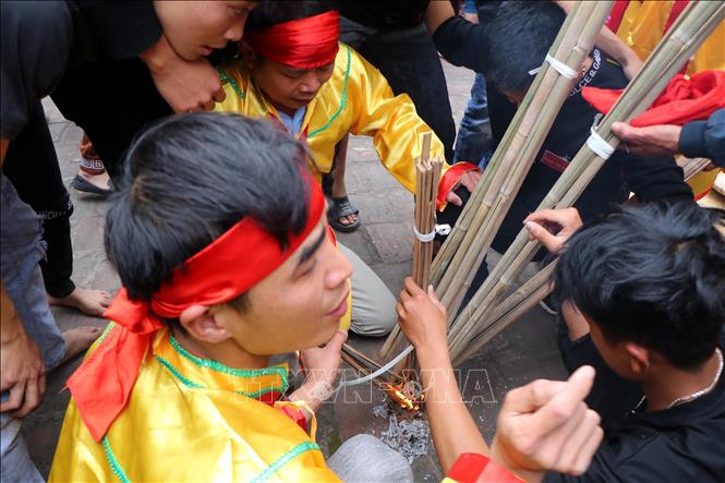 Khi lấy được lửa, các đội nhanh chóng đốt các bó đuốc được làm từ thân cây lứa để chuẩn bị cho cuộc thi. Ảnh: Trung Kiên - TTXVN