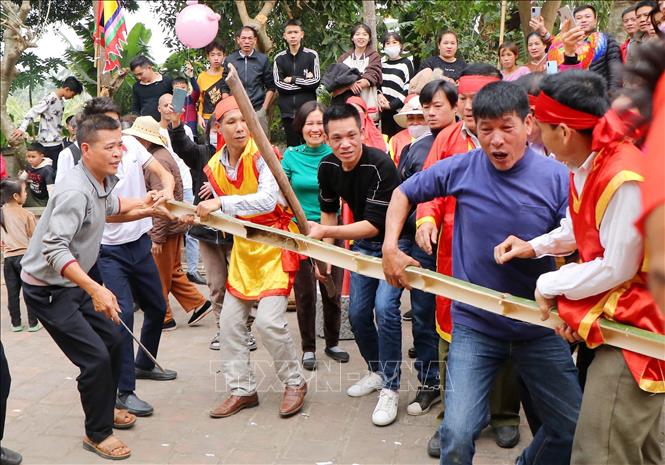 Ngay khi nhận được phần tre của mình, hai đội nhanh chóng tổ chức kéo lửa để thổi cơm. Ảnh: Trung Kiên - TTXVN