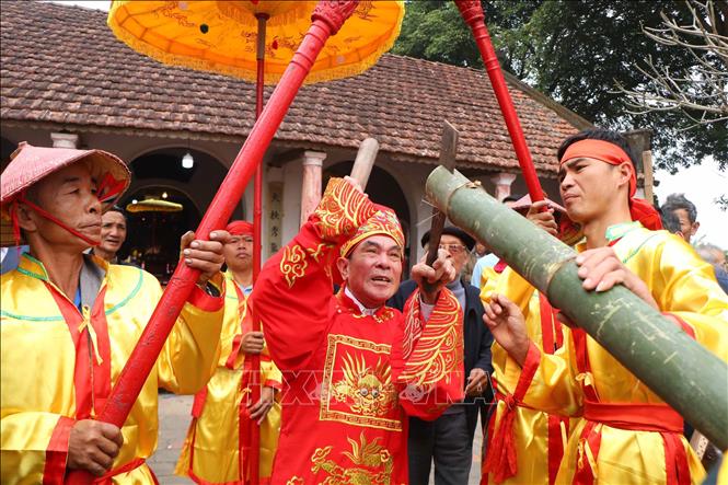 Cây tre dùng để kéo lửa được cụ chủ tế chẻ đôi chia cho hai đội. Ảnh: Trung Kiên - TTXVN