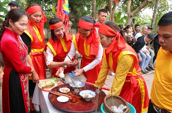 Phụ nữ của các đội thi chuẩn bị đồ dùng và nguyên liệu để chuẩn bị cho hội thi Kéo lửa, thổi cơm. Ảnh: Trung Kiên - TTXVN