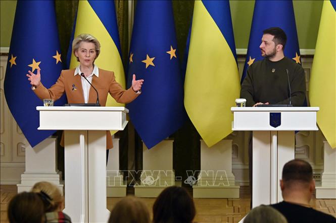 Trong ảnh: Chủ tịch Ủy ban châu Âu Ursula von der Leyen (trái) trong cuộc họp báo chung sau hội đàm với Tổng thống Ukraine Volodymyr Zelensky tại Kiev, ngày 2/2/2023. Ảnh: AFP/TTXVN