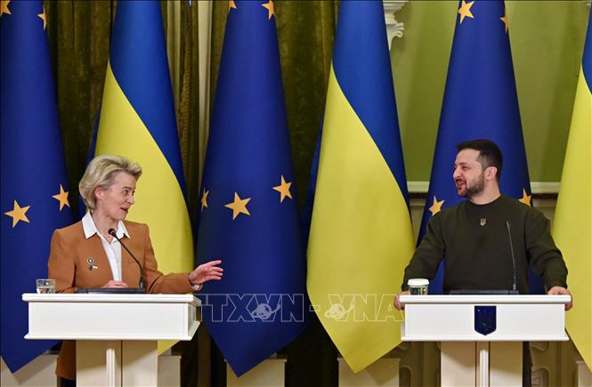 Trong ảnh: Chủ tịch Ủy ban châu Âu Ursula von der Leyen (trái) trong cuộc họp báo chung sau hội đàm với Tổng thống Ukraine Volodymyr Zelensky tại Kiev, ngày 2/2/2023. Ảnh: AFP/TTXVN