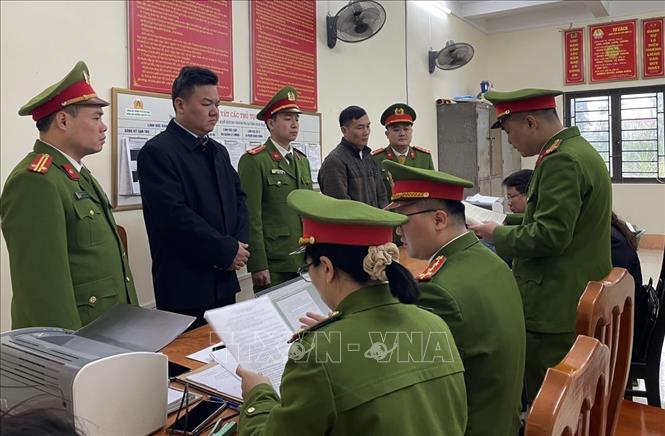 Cơ quan chức năng tỉnh Hà Giang công bố quyết định khởi tố, thi hành lệnh bắt 2 bị can để tạm giam. Ảnh: TTXVN phát