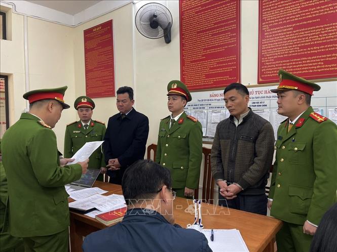 Cơ quan chức năng tỉnh Hà Giang công bố quyết định khởi tố, thi hành lệnh bắt 2 bị can để tạm giam. Ảnh: TTXVN phát