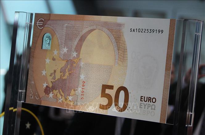 Đồng tiền mệnh giá 50 euro được trưng bày tại Ngân hàng Trung ương châu Âu ở Frankfurt am Main, miền Tây Đức. Ảnh: AFP/TTXVN