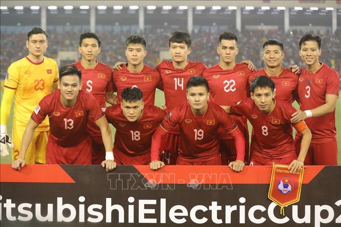 Tien Linh (22) and his teammates in the 2022 AFF Cup first-leg final match with Thailand at the My Dinh Stadium in Hanoi on January 13. VNA Photo: Minh Quyết