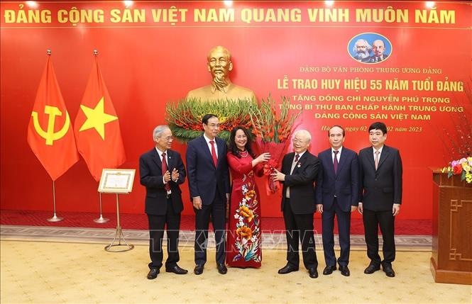 Lãnh đạo Văn phòng Trung ương Đảng, Văn phòng Tổng Bí thư tặng hoa chúc mừng Tổng Bí thư Nguyễn Phú Trọng. Ảnh: Trí Dũng – TTXVN