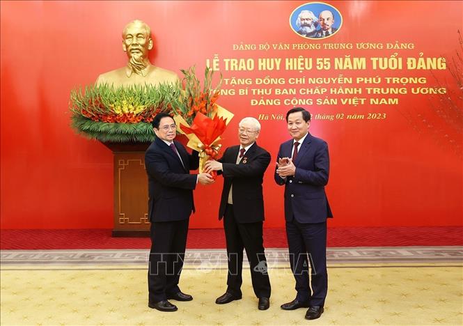 Đồng chí Phạm Minh Chính, Ủy viên Bộ Chính trị, Thủ tướng Chính phủ tặng hoa chúc mừng Tổng Bí thư Nguyễn Phú Trọng. Ảnh: Trí Dũng – TTXVN