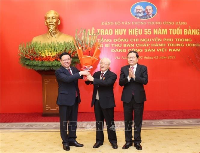 Đồng chí Vương Đình Huệ, Ủy viên Bộ Chính trị, Chủ tịch Quốc hội tặng hoa chúc mừng Tổng Bí thư Nguyễn Phú Trọng. Ảnh : Trí Dũng – TTXVN