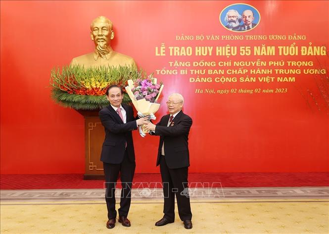 Đồng chí Lê Hoài Trung, Ủy viên Trung ương Đảng, Trưởng ban Đối ngoại Trung ương tặng hoa chúc mừng Tổng Bí thư Nguyễn Phú Trọng. Ảnh: Trí Dũng – TTXVN