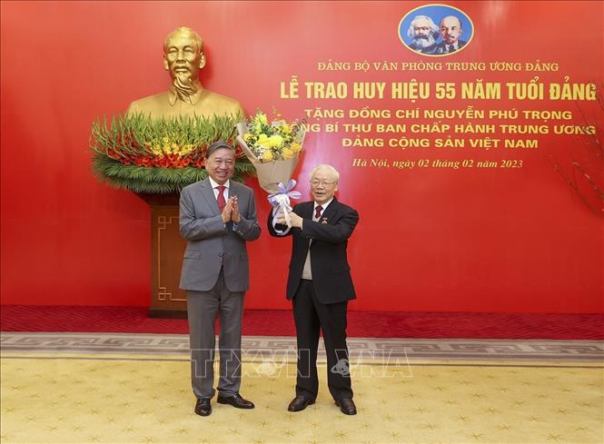 Đại tướng Tô Lâm, Ủy viên Bộ Chính trị, Bộ trưởng Bộ Công an tặng hoa chúc mừng Tổng Bí thư Nguyễn Phú Trọng. Ảnh : Trí Dũng – TTXVN