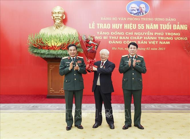 Đại tướng Phan Văn Giang, Ủy viên Bộ Chính trị, Bộ trưởng Bộ Quốc phòng tặng hoa chúc mừng Tổng Bí thư Nguyễn Phú Trọng. Ảnh : Trí Dũng – TTXVN